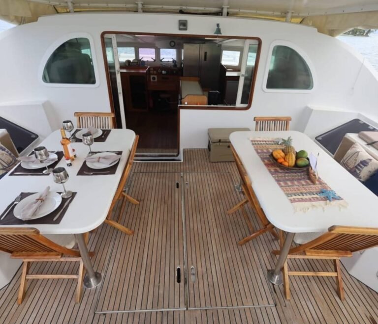 Cockpit exterior de catamarán Lagoon 57 en San Blas con mesas y zona de descanso frente al mar