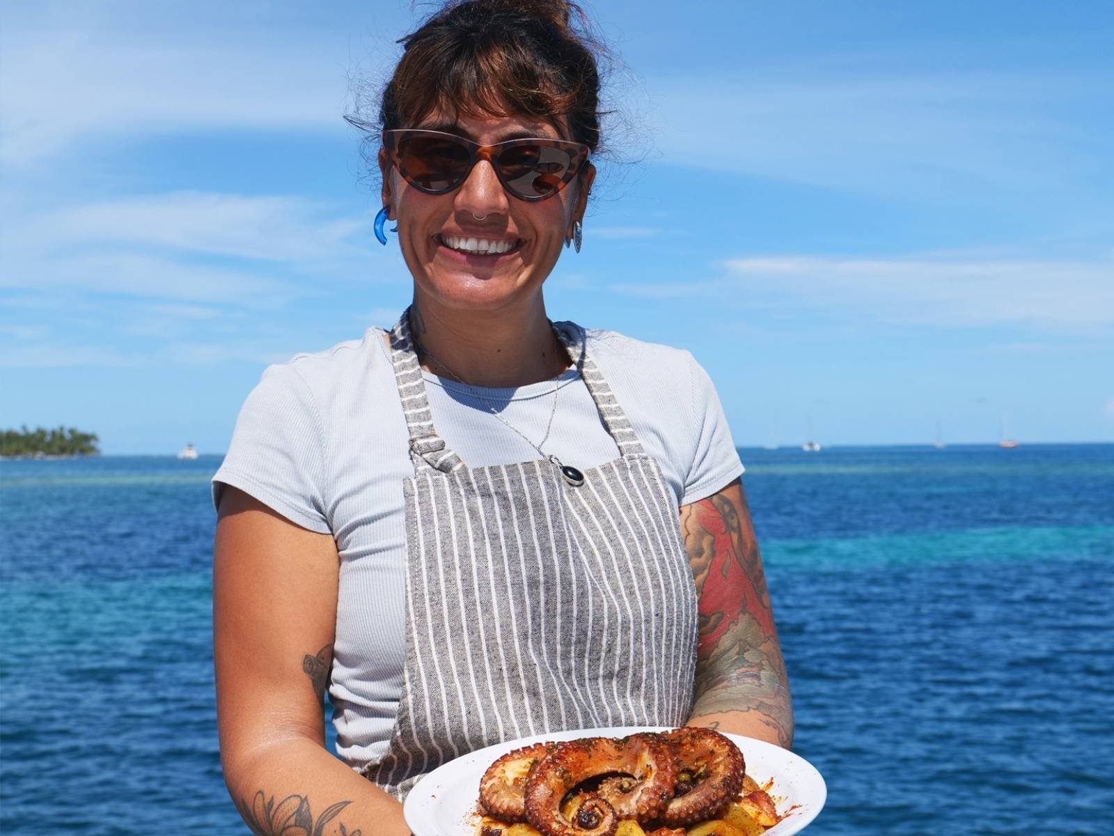 chef a bordo del catamaran en San Blas sirviendo comida fresca en el Caribe Panama durante la experiencia