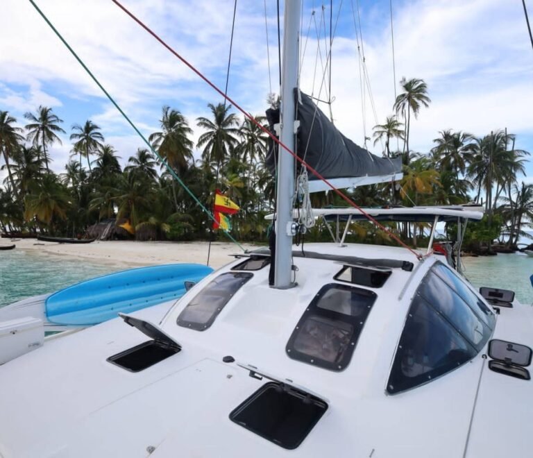 cubierta del catamaran Lagoon 37 en San Blas con vista hacia isla tropical y mar Caribe