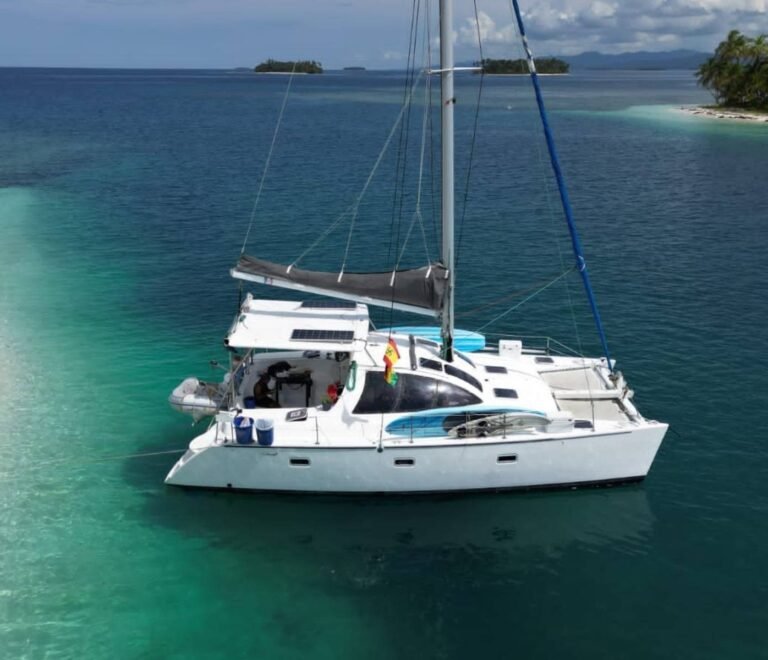 catamaran Lagoon 37 fondeado en San Blas en aguas tranquilas del Caribe Panama junto a isla tropical