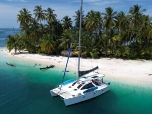 catamaran Lagoon 37 en isla de San Blas con palmeras y aguas cristalinas del Caribe Panama