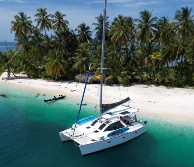 catamaran Lagoon 37 en isla de San Blas con palmeras y aguas cristalinas del Caribe Panama