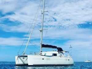 catamarán Lagoon 40 navegando en San Blas Panamá con vista completa en el mar