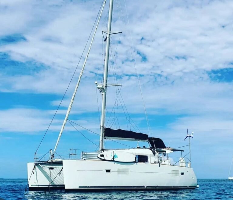 catamarán Lagoon 40 navegando en San Blas Panamá con vista completa en el mar