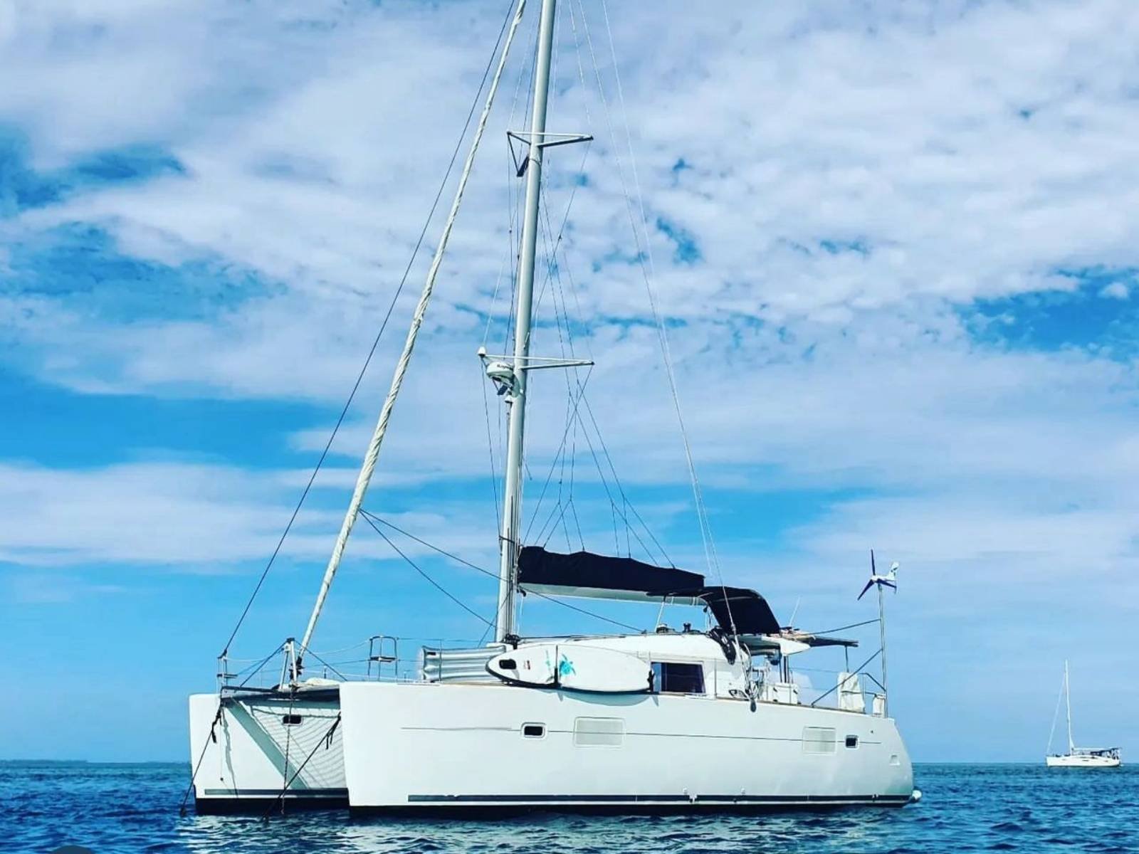catamarán Lagoon 40 navegando en San Blas Panamá con vista completa en el mar