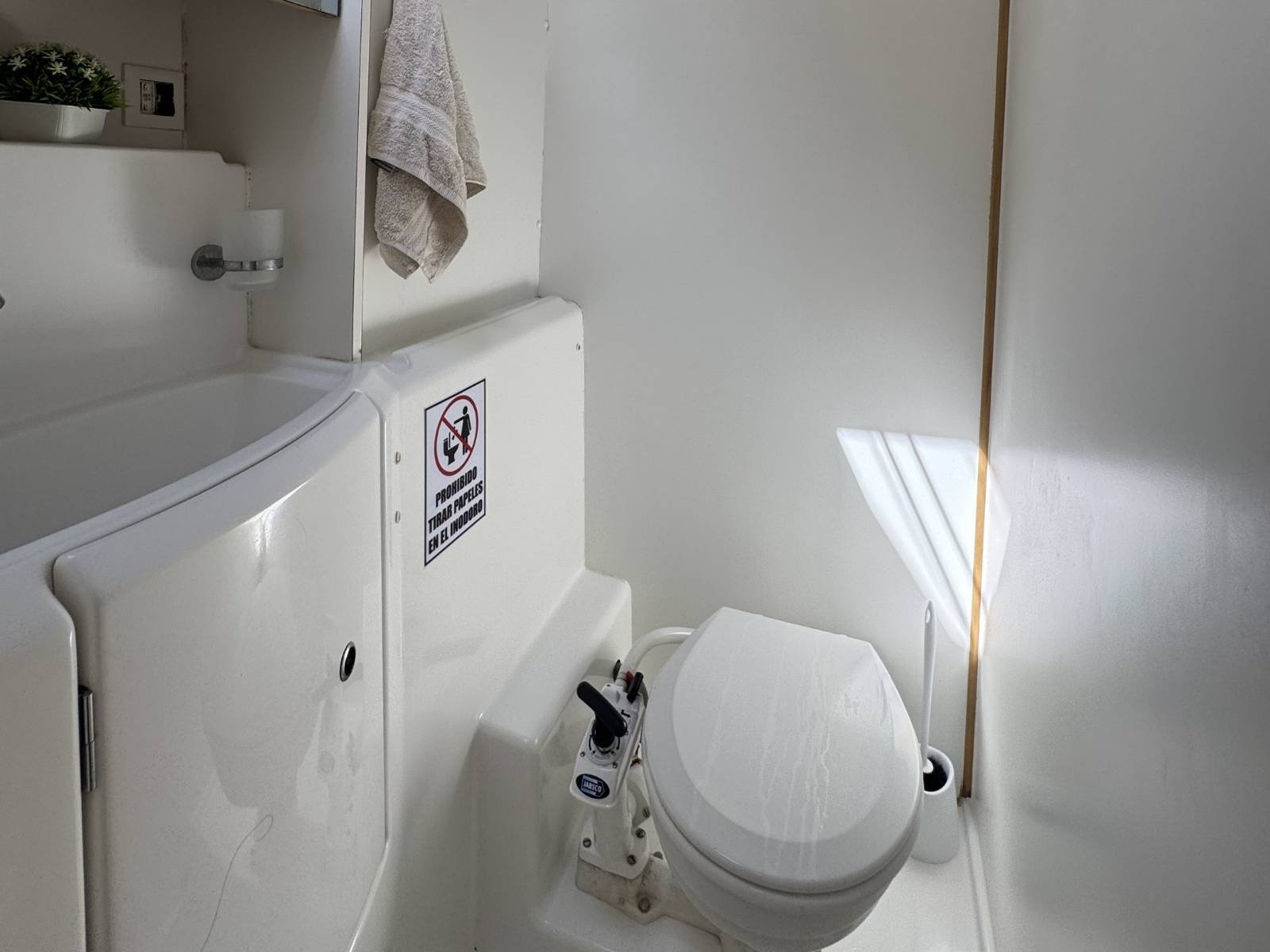 Private bathroom inside Lagoon 40 DO catamaran cabin in San Blas