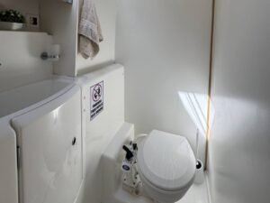 baño privado en catamarán en San Blas con diseño funcional y cómodo