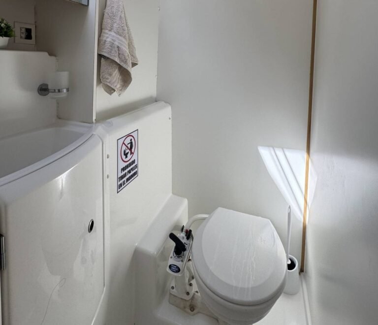 baño privado en catamarán en San Blas con diseño funcional y cómodo