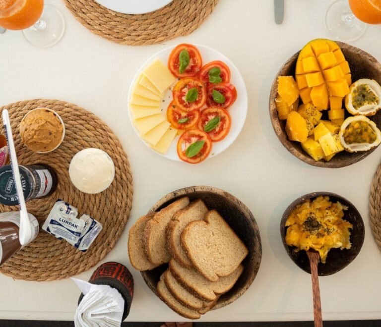 mesa de bienvenida con desayuno y frutas frescas a bordo de catamaran Lagoon 40 en San Blas