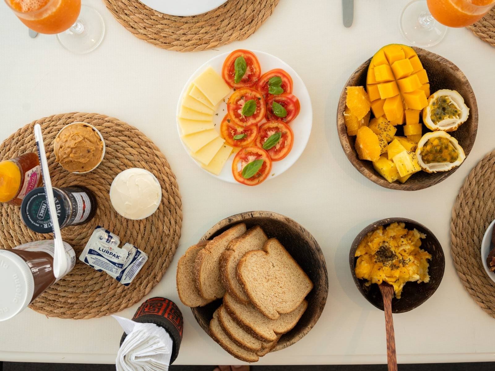 mesa de bienvenida con desayuno y frutas frescas a bordo de catamaran Lagoon 40 en San Blas
