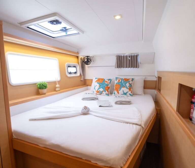 cabina del catamaran Lagoon 40 en San Blas con cama doble amplia y espacio luminoso a bordo