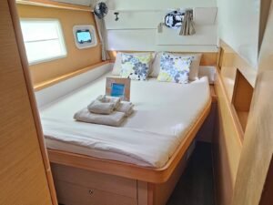 cabina de catamarán en San Blas con cama doble y espacio acogedor para descanso