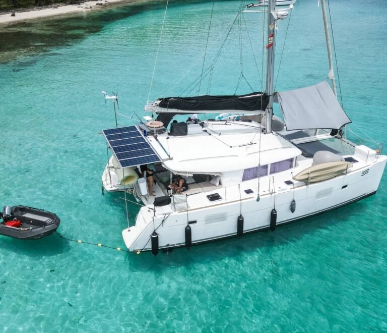 catamarán navegando en aguas turquesa de San Blas con vista aérea del Caribe