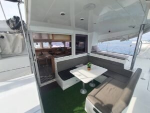 mesa exterior en catamarán en San Blas con área social y vista al entorno marino