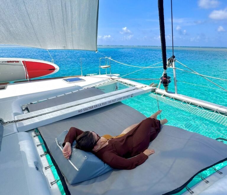 zona de relax en proa de catamarán en San Blas con vista al mar cristalino