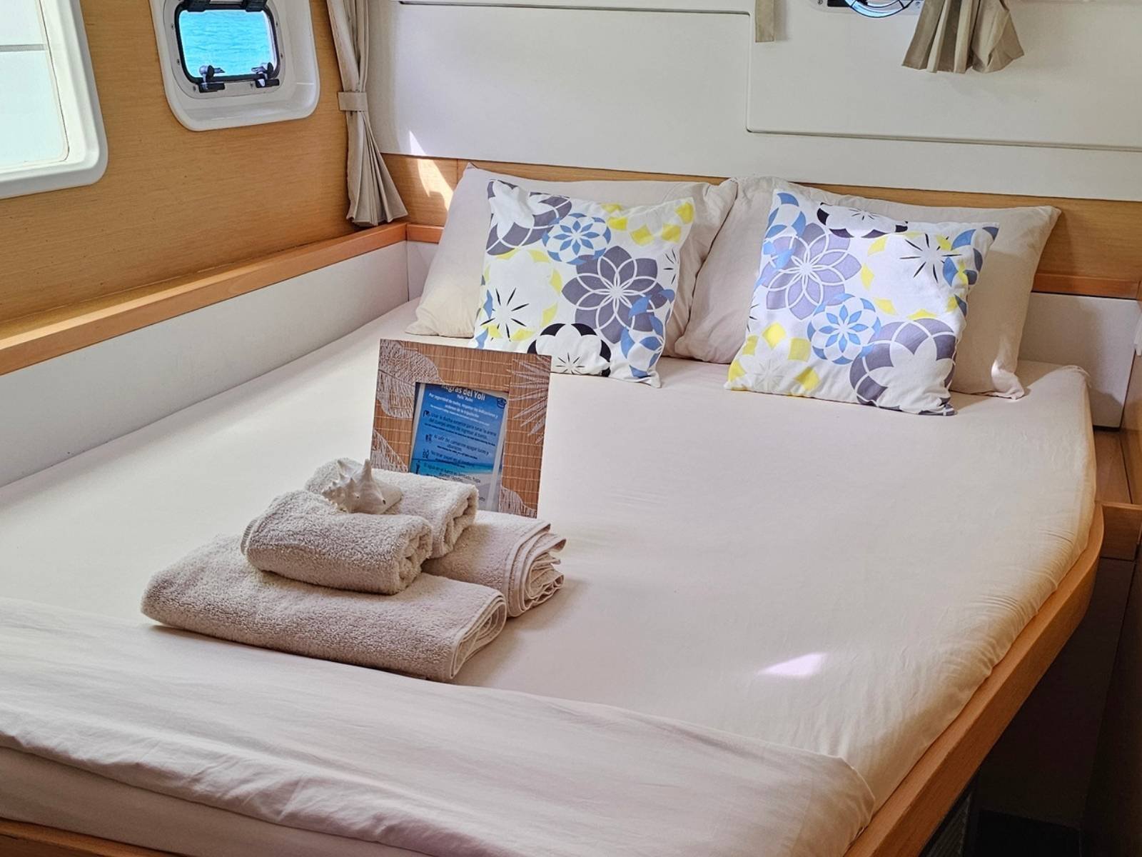 Guest cabin inside Lagoon 400 DO catamaran in San Blas with fresh towels