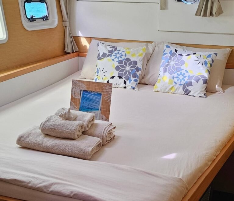 cama preparada en catamarán en San Blas con ropa de cama y toallas listas