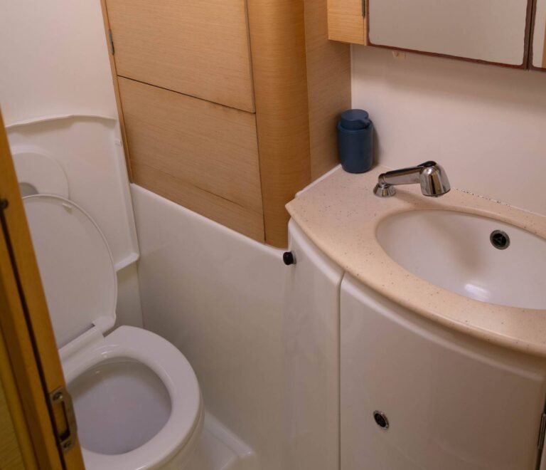 baño completo en catamarán en San Blas con ducha y espacio funcional