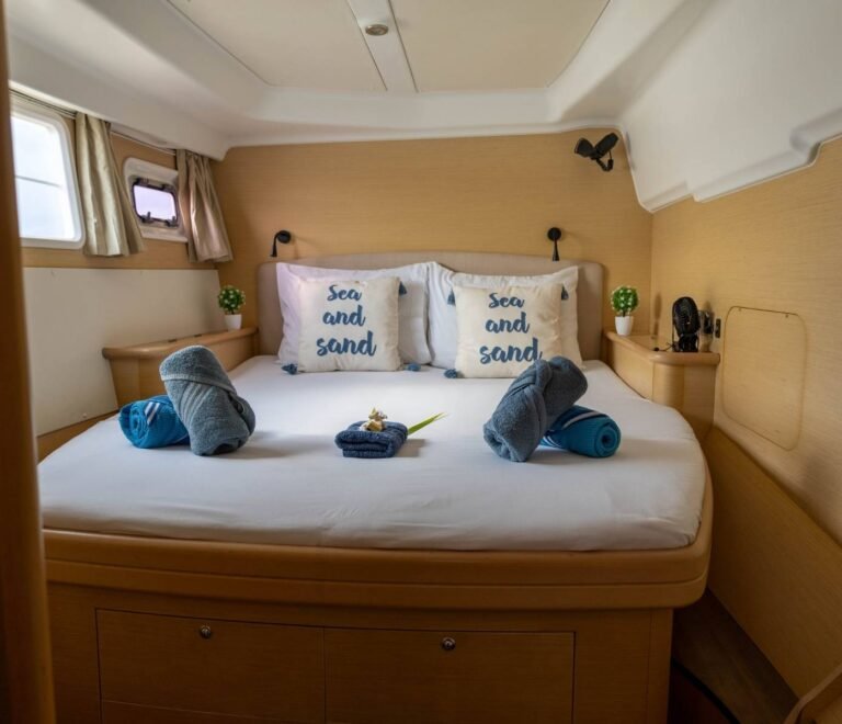 cabina moderna de catamarán en San Blas con cama amplia y ambiente acogedor