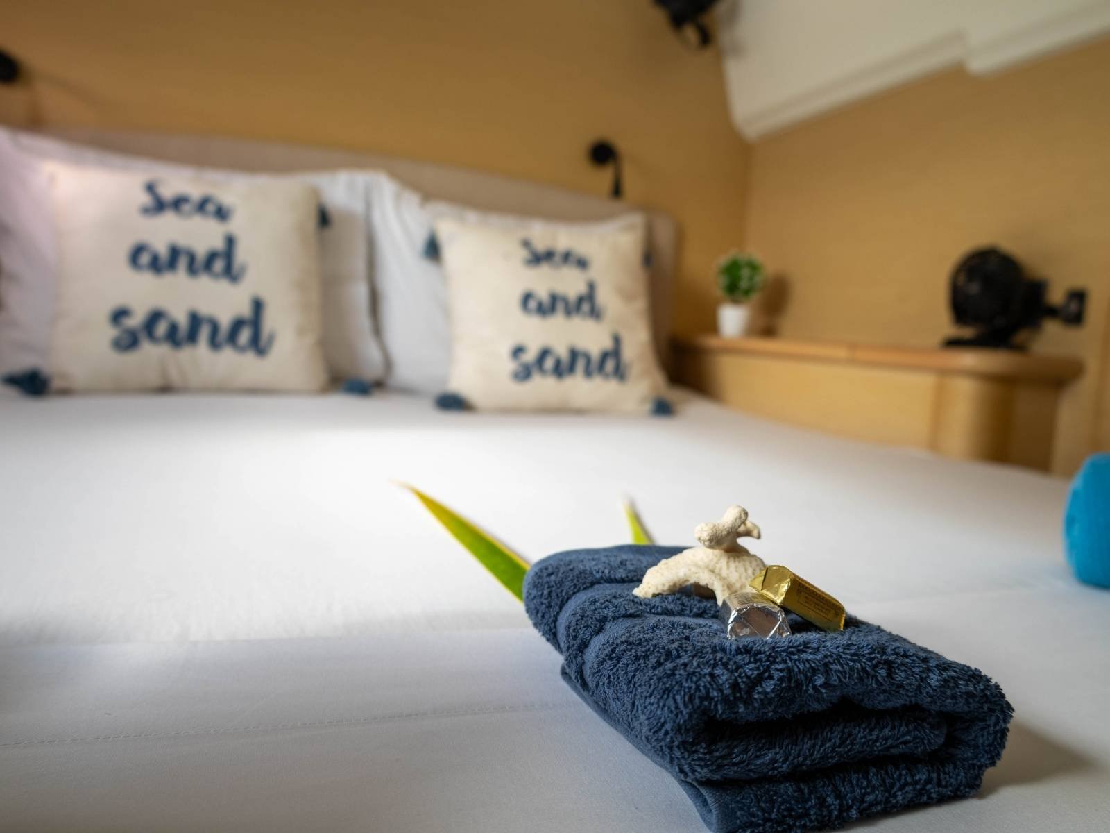 detalles de cabina en catamarán en San Blas con decoración y amenities cuidados