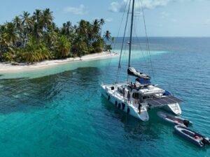 catamarán fondeado en isla de San Blas con aguas cristalinas y entorno tropical