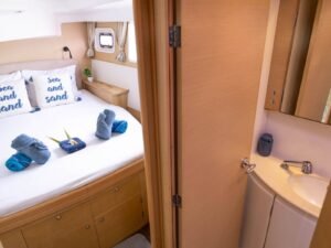 habitación privada en catamarán en San Blas con baño en suite y espacio confortable