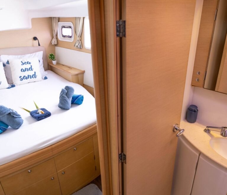 habitación privada en catamarán en San Blas con baño en suite y espacio confortable
