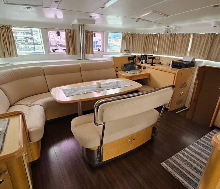 interior de catamarán en San Blas con salón amplio y zona de estar confortable