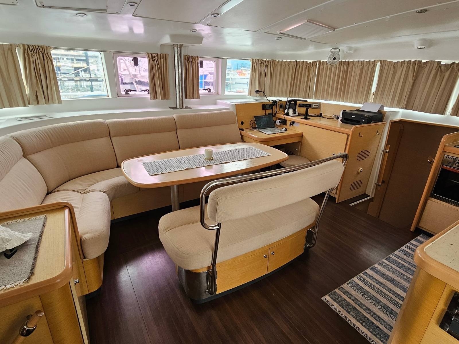 interior de catamarán en San Blas con salón amplio y zona de estar confortable