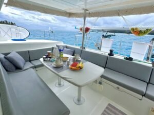 comedor exterior en catamarán en San Blas con mesa preparada frente al mar Caribe