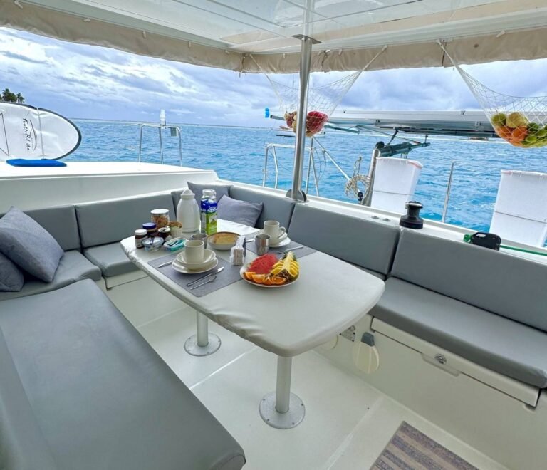 comedor exterior en catamarán en San Blas con mesa preparada frente al mar Caribe