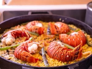 paella de mariscos preparada a bordo de catamarán en San Blas con productos frescos
