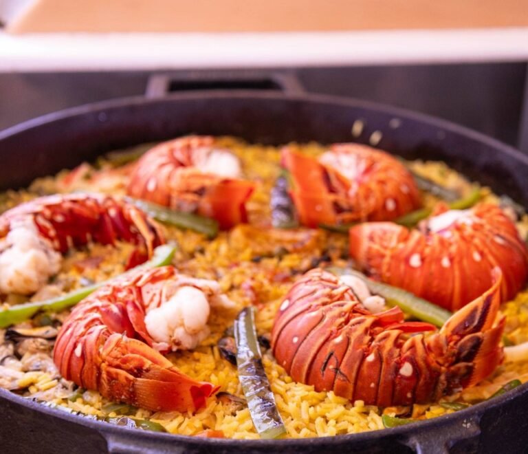 paella de mariscos preparada a bordo de catamarán en San Blas con productos frescos