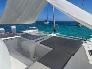proa de catamarán en San Blas con área lounge y vista al mar turquesa