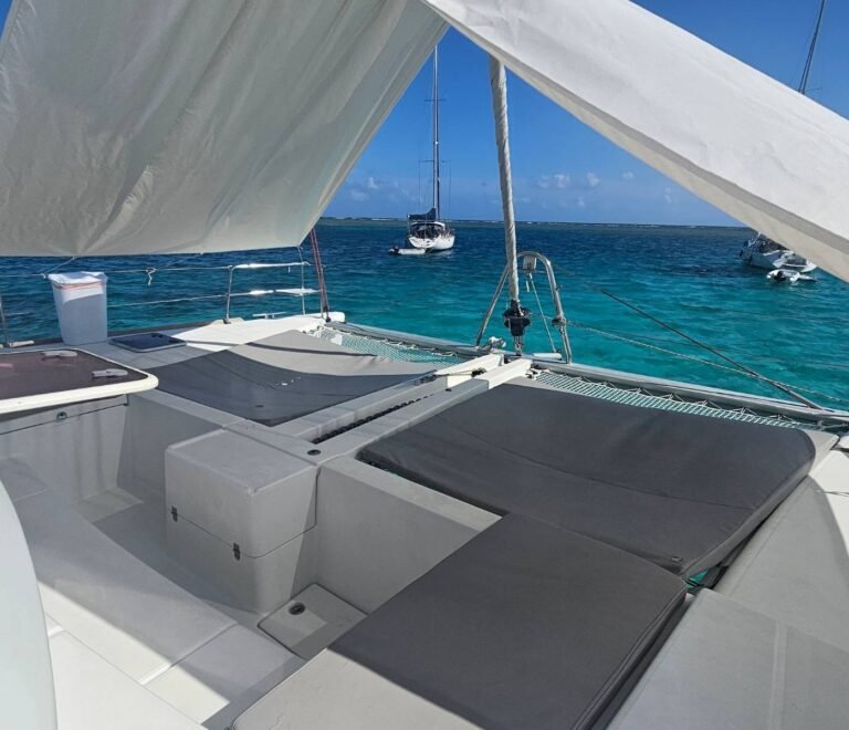 proa de catamarán en San Blas con área lounge y vista al mar turquesa