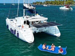 grupo disfrutando catamarán en San Blas con actividades en el mar Caribe