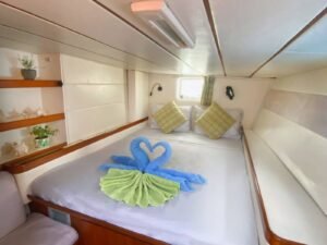 cabina confortable en catamarán Lagoon 55 en San Blas con cama preparada y detalles