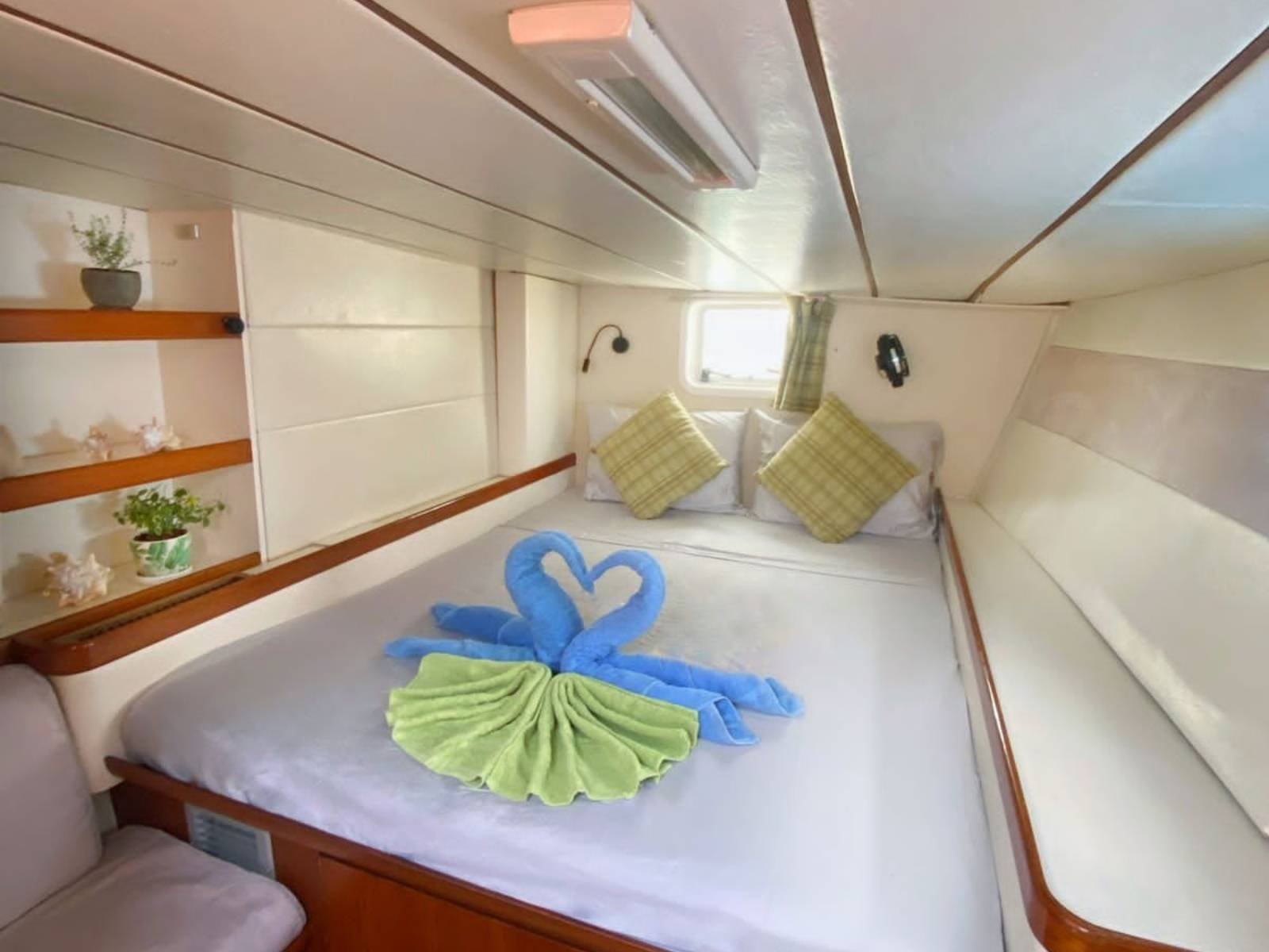 cabina confortable en catamarán Lagoon 55 en San Blas con cama preparada y detalles