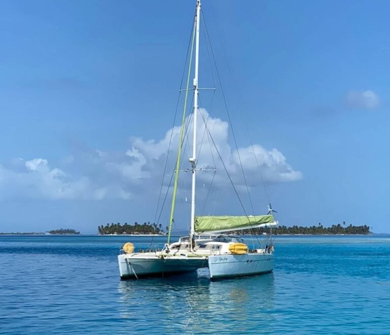 catamarán Lagoon 55 visto de frente en San Blas con mar tranquilo y entorno tropical