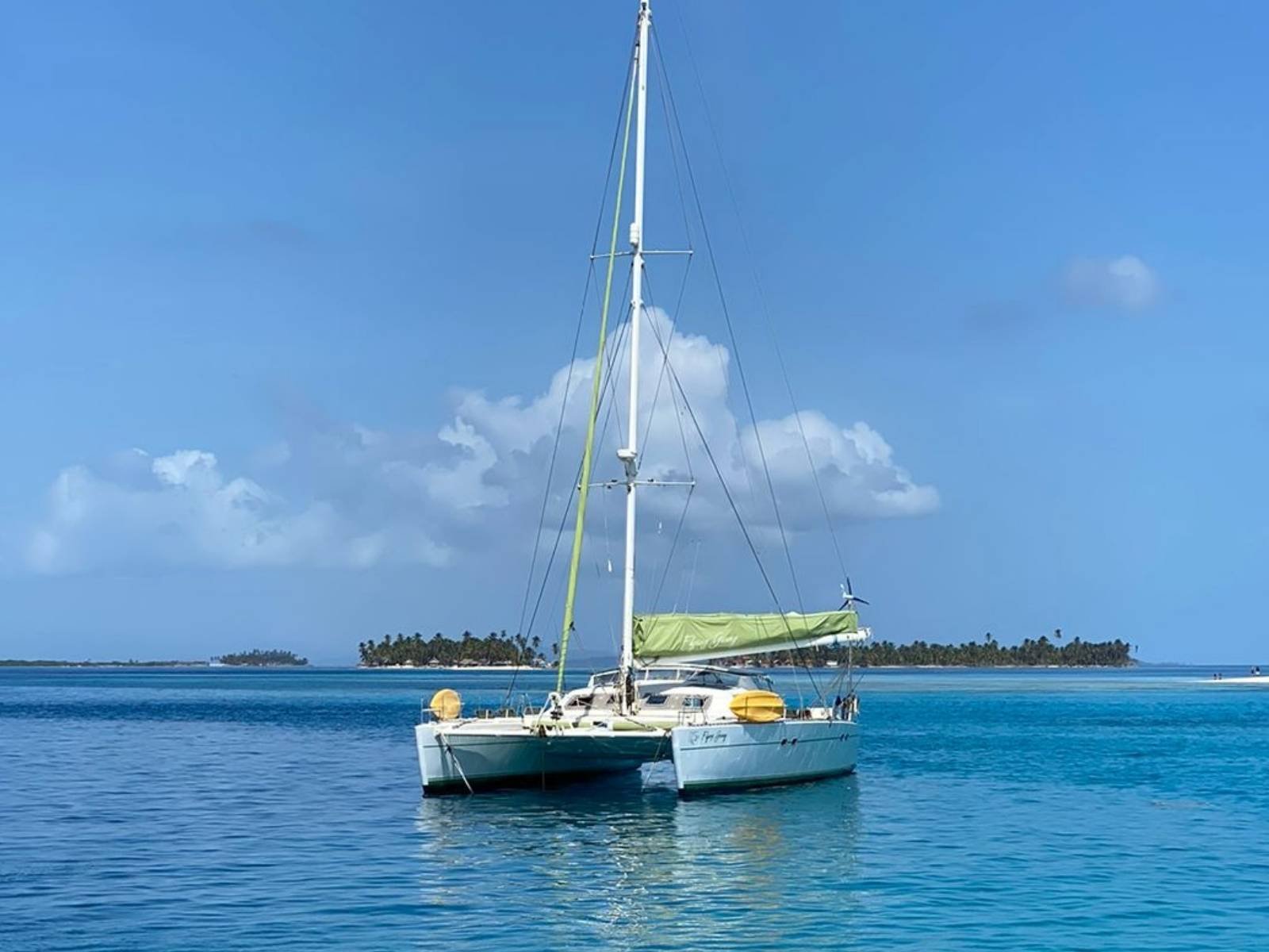 catamarán Lagoon 55 visto de frente en San Blas con mar tranquilo y entorno tropical