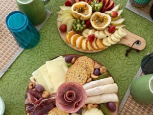 snacks y frutas frescas a bordo de catamarán en San Blas con presentación gourmet