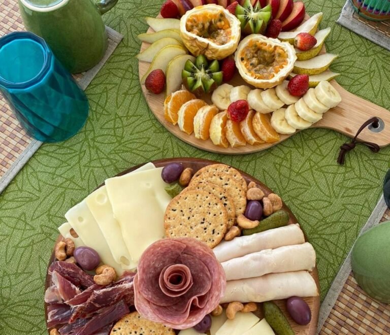 snacks y frutas frescas a bordo de catamarán en San Blas con presentación gourmet