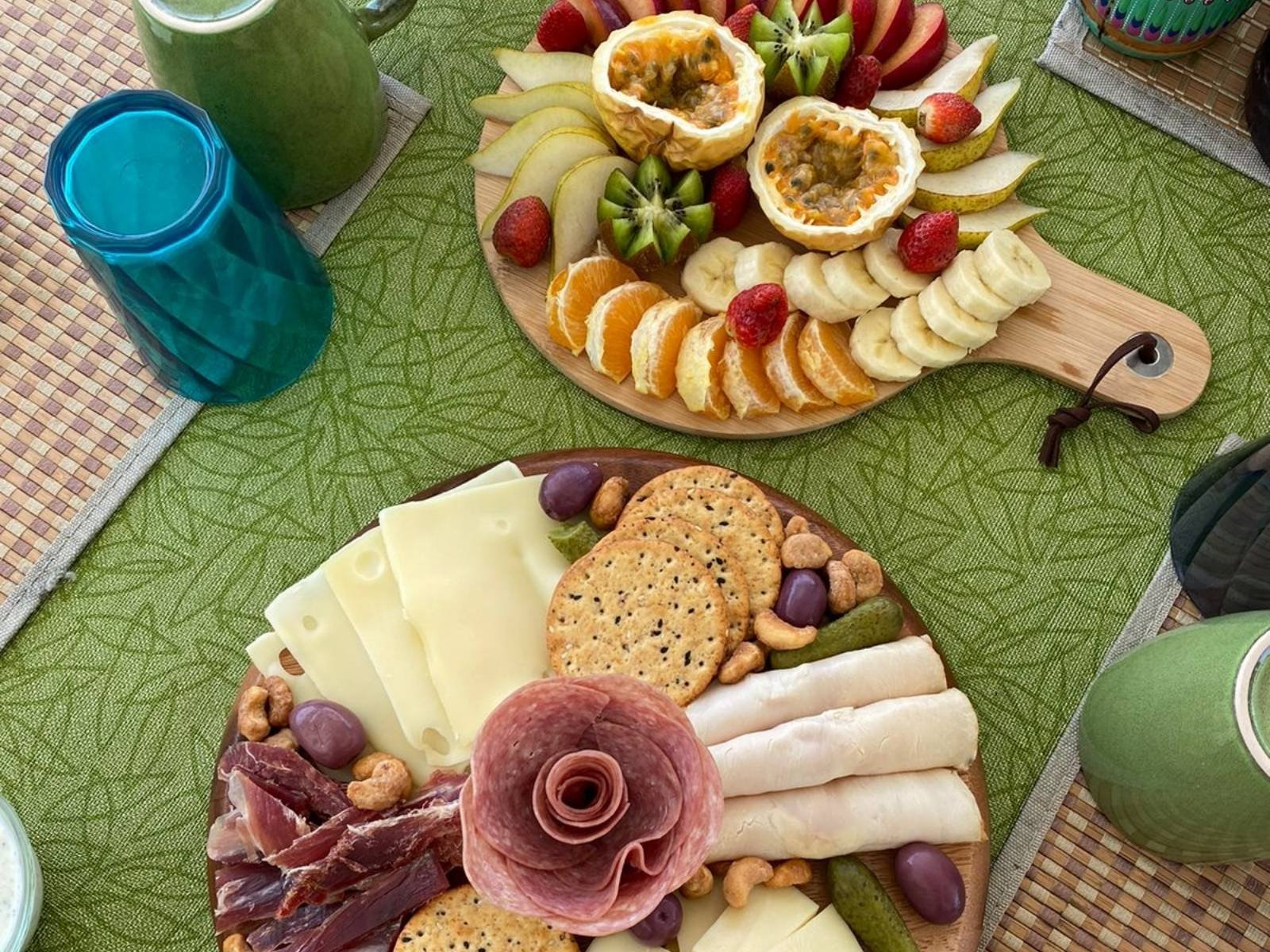 snacks y frutas frescas a bordo de catamarán en San Blas con presentación gourmet