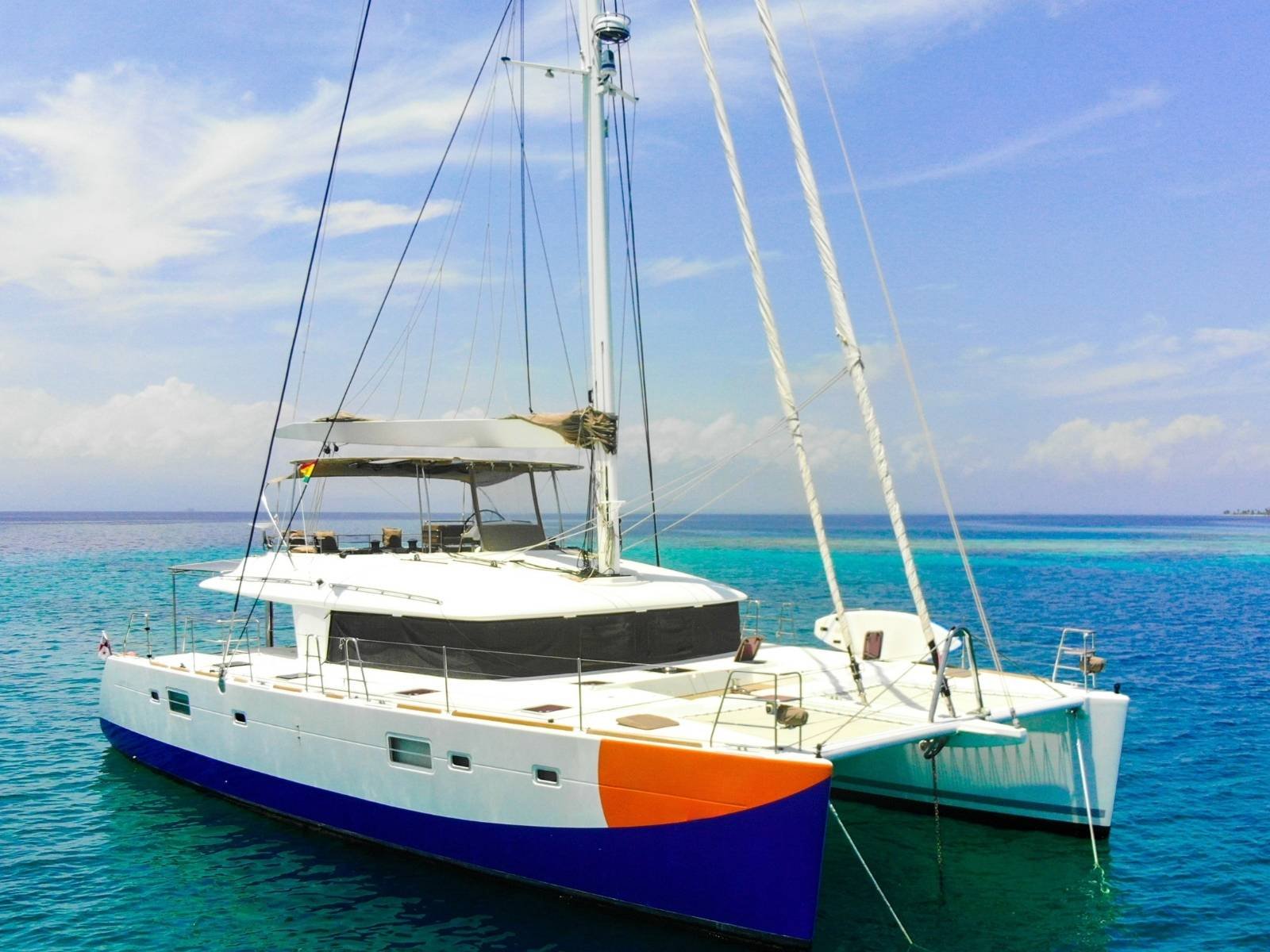 catamarán Lagoon 56 en San Blas en navegación tranquila sobre aguas cristalinas del Caribe