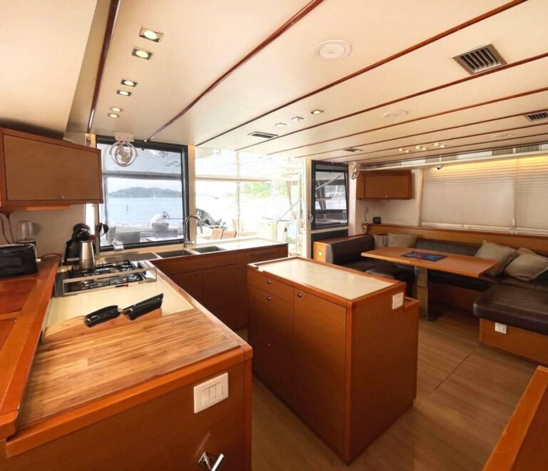 cocina amplia y moderna en catamarán Lagoon 56 en San Blas espacio interior de lujo a bordo