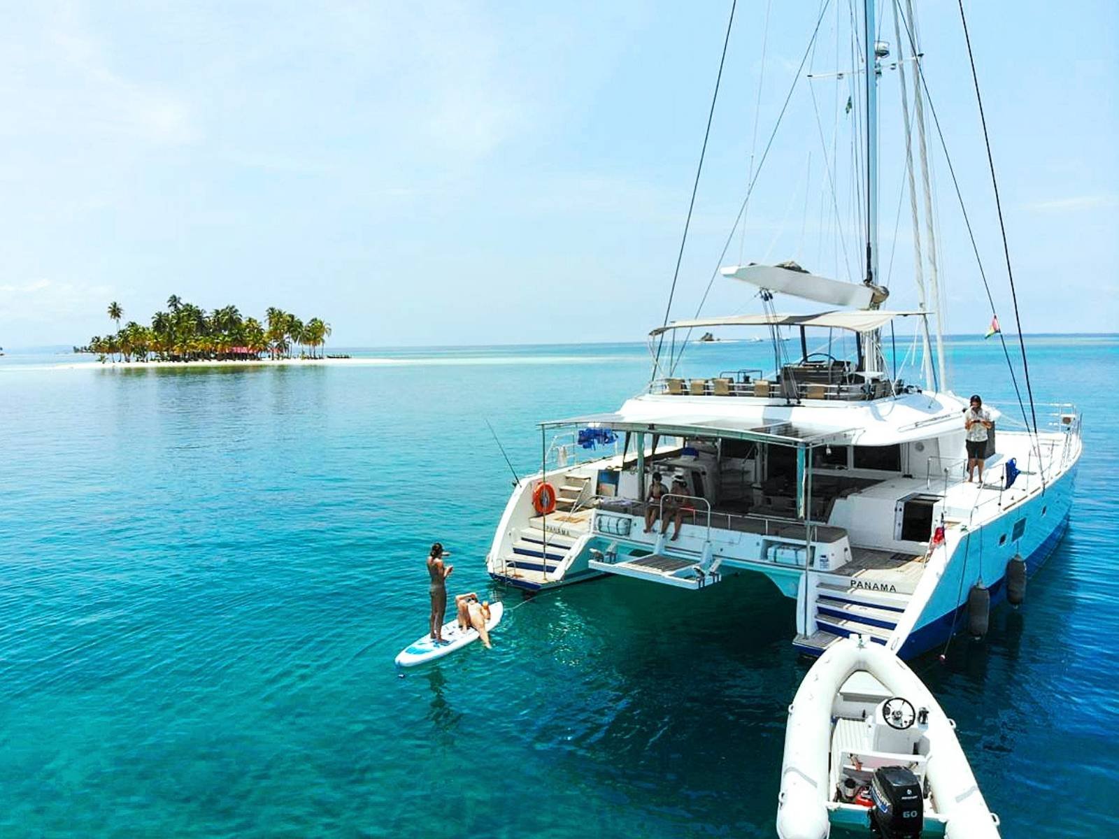 catamarán Lagoon 56 en San Blas con persona en paddle en aguas turquesas frente a isla tropical