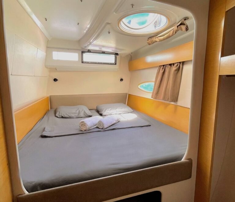 cabina privada en catamaran Lipari 41 en San Blas con cama doble y ambiente acogedor a bordo