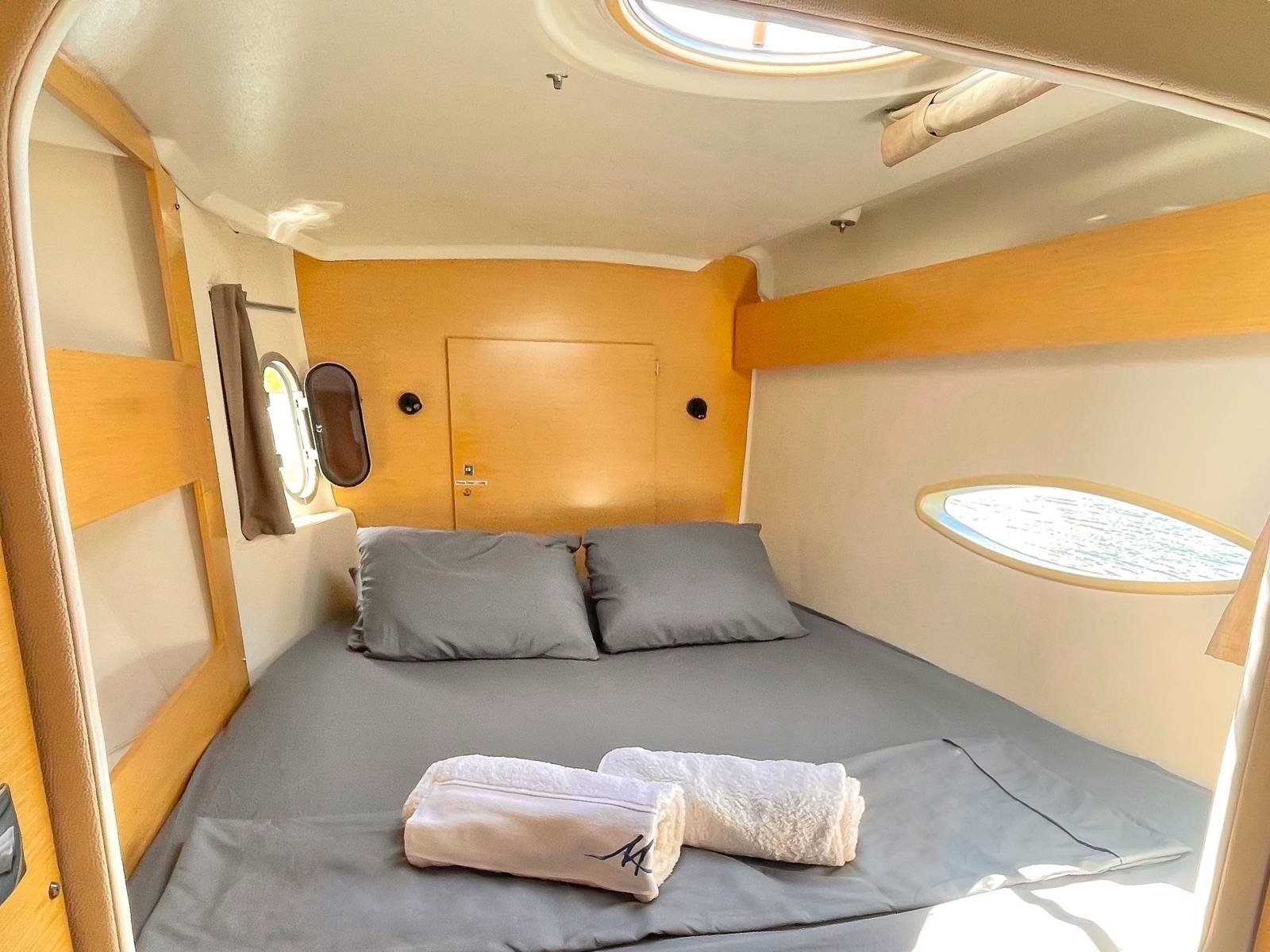 cabina doble en catamaran Lipari 41 en San Blas con cama comoda y espacio interior a bordo