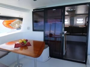 zona exterior del catamaran Lipari 41 en San Blas con area de comedor y acceso al interior a bordo
