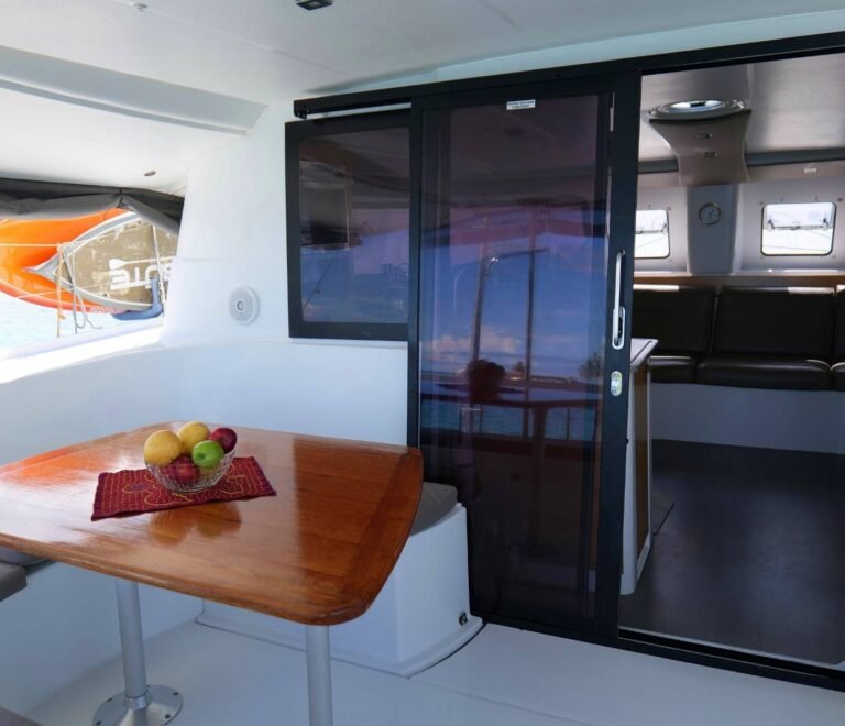 zona exterior del catamaran Lipari 41 en San Blas con area de comedor y acceso al interior a bordo